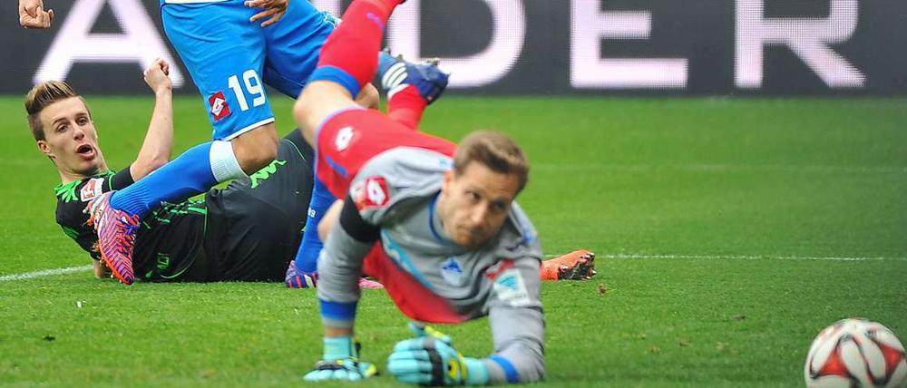 Gladbachs Patrick Herrmann (li.) erzielt an Hoffenheims Torwart Oliver Baumann vorbei das Tor zum 1:2.