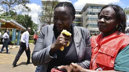 Vor dem Leichenschauhaus in Nairobi, in das viele der Leichen geflogen worden waren, spielten sich erschütternde Szenen ab. Eine Helferin des Roten Kreuzes versucht eine völlig aufgelöste Mutter zu trösten.