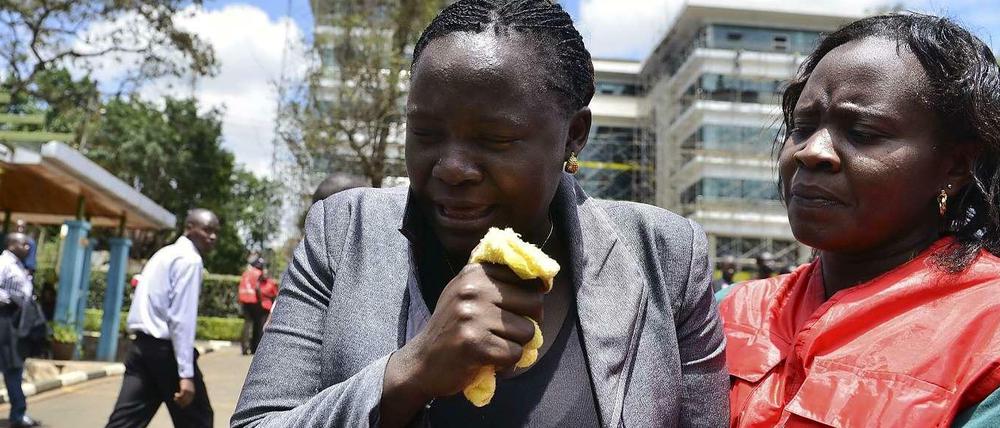 Vor dem Leichenschauhaus in Nairobi, in das viele der Leichen geflogen worden waren, spielten sich erschütternde Szenen ab. Eine Helferin des Roten Kreuzes versucht eine völlig aufgelöste Mutter zu trösten.