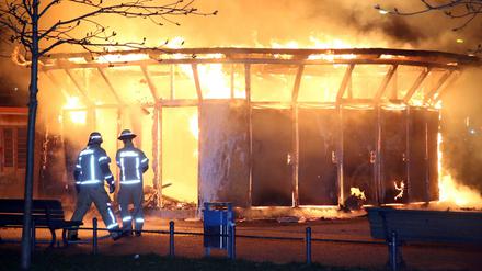 Vollständig zerstört: Feuerwehrleute löschten den Brand, aber vom "Haus der 28 Türen" blieben nur noch verkohlte Träger übrig.
