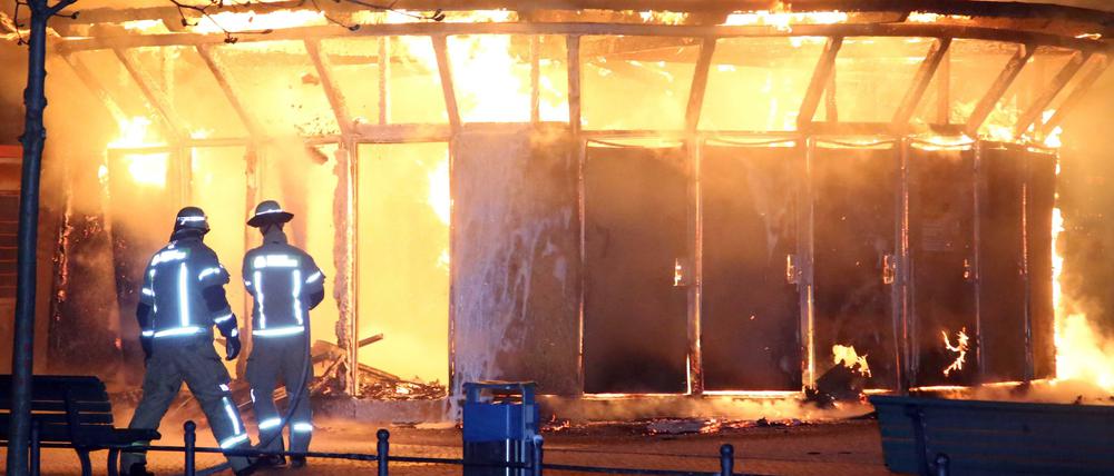 Vollständig zerstört: Feuerwehrleute löschten den Brand, aber vom "Haus der 28 Türen" blieben nur noch verkohlte Träger übrig.