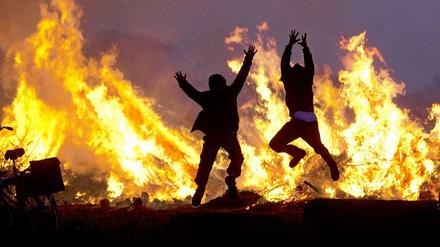 Osterfeuer erfreuen sich großer Beliebtheit bei Groß und Klein.