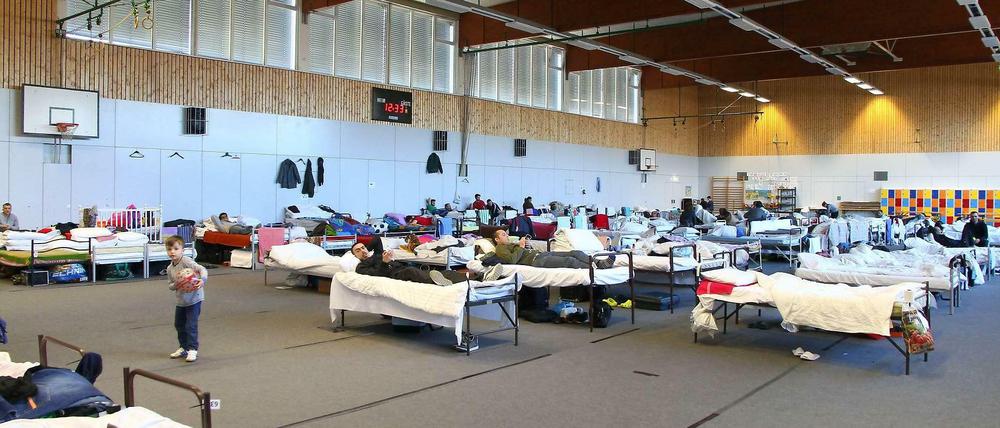 Leben in der Turnhalle. Die GEZ hat den notdürftig dort untergebrachten Flüchtlingen Gebührenbescheide geschickt. 