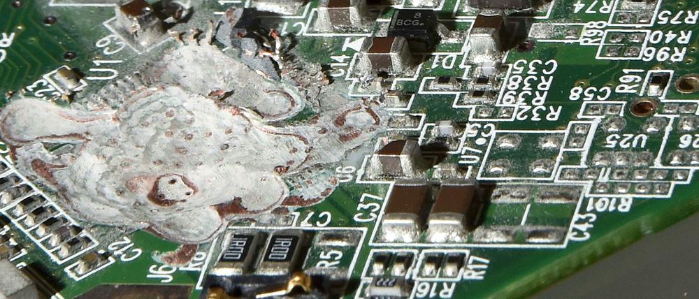 Die Spuren der Zerstörung sind gut sichtbar. Der "Guardian"-Computer mit den Snowden-Dokumenten musste auf Druck der britischen Regierung zerstört werden.