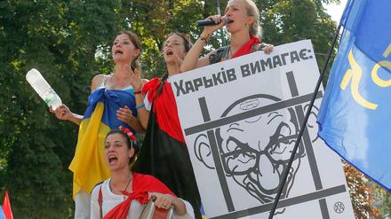 Protestler fordern die ein "Lustrationsgesetz", also die Entfernung belasteter Altkader aus dem politischen System der Ukraine. Das Gesetz kam auch. Doch die alten Seilschaften sind stark - und neue kommen hinzu.