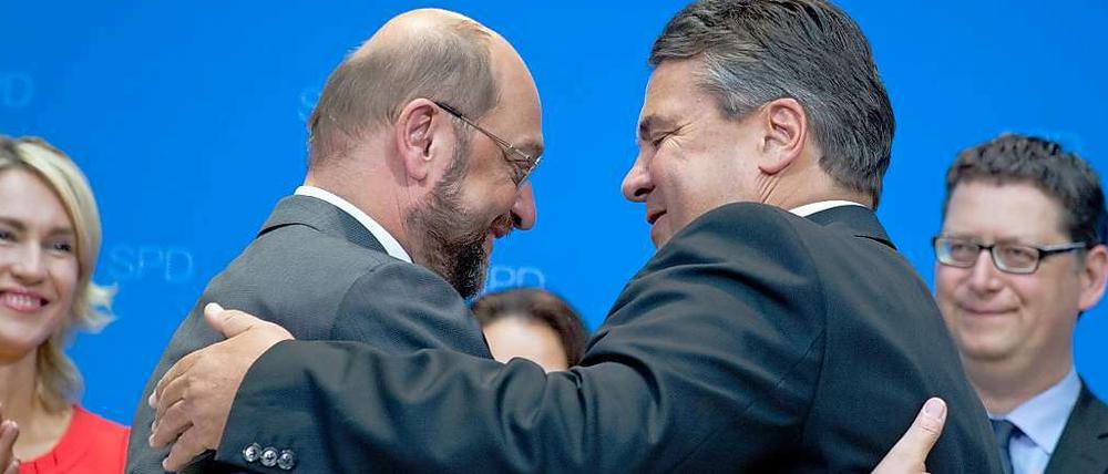 Ein Mann für höchste Aufgaben? Martin Schulz (vorne links) führte die SPD erfolgreich im Europawahlkampf und erntete die Gratulationen von Parteichef Sigmar Gabriel. 