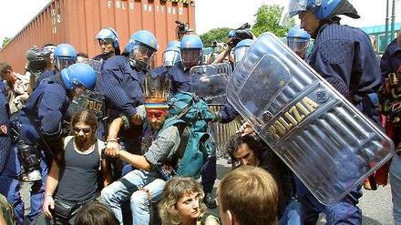 Polizisten und Demonstranten beim G8-Gipfel in Genua 2001