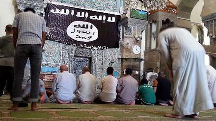 Eine Flagge des IS in einer Moschee.