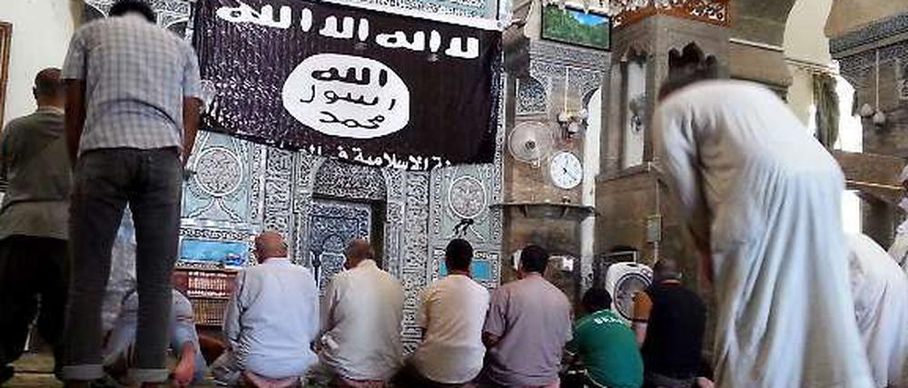 Eine Flagge des IS in einer Moschee.