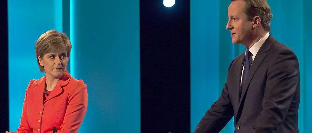 Der britische Premier David Cameron, hier mit der Vorsitzenden der schottischen Nationalpartei, Nicola Sturgeon, ließ alle Kritik an seiner Amtsführung abprallen.