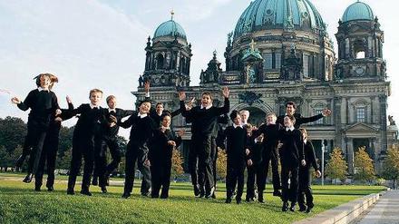 Junge Hüpfer. Der Konzertchor vor dem Berliner Dom. Insgesamt sind allerdings weit mehr Jungen im Staats- und Domchor aktiv - 300 an der Zahl.