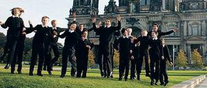 Junge Hüpfer. Der Konzertchor vor dem Berliner Dom. Insgesamt sind allerdings weit mehr Jungen im Staats- und Domchor aktiv - 300 an der Zahl.