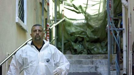 Ein Ermittler in der Boschetti Street in Gibraltar. Der gewaltsame Tot einer Familie erschüttert das britischen Überseegebiet.