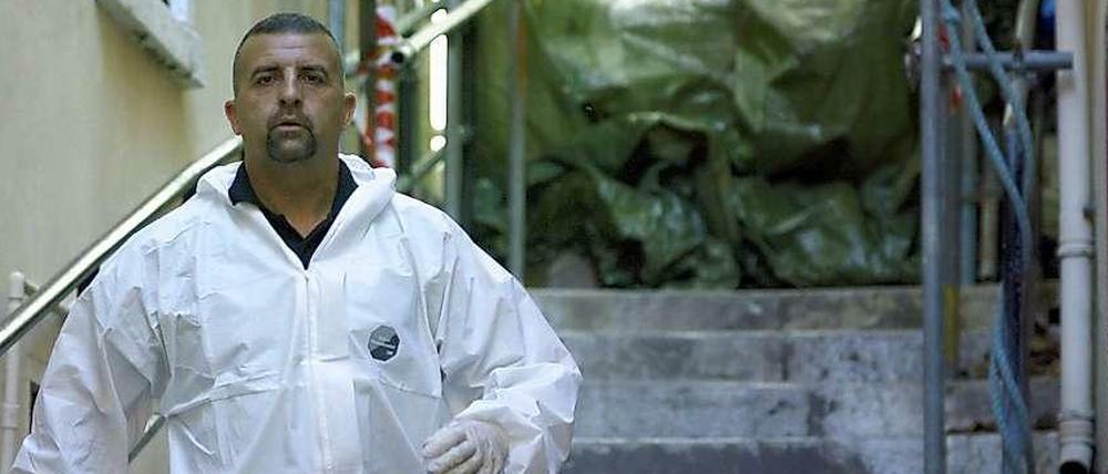 Ein Ermittler in der Boschetti Street in Gibraltar. Der gewaltsame Tot einer Familie erschüttert das britischen Überseegebiet.