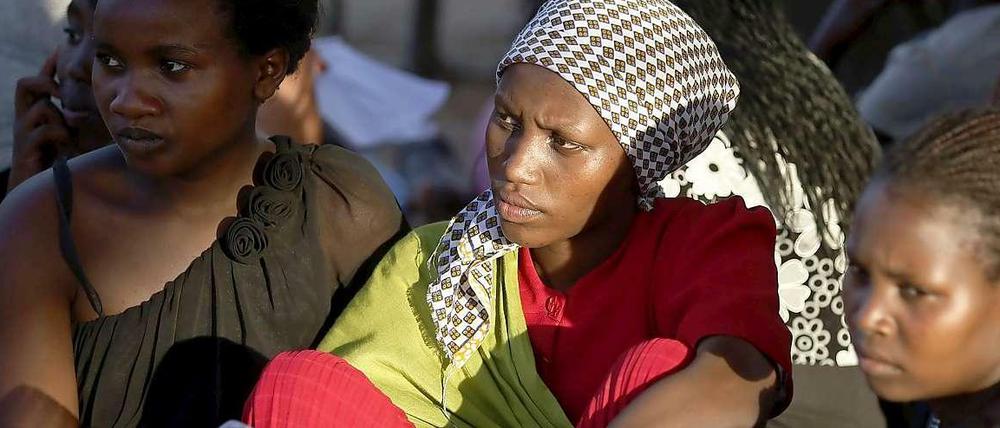 Überlebende Studentinnen warten auf die Busse, die sie in ihre Heimatorte bringen sollten. Die Universität wurde nur von zwei Sicherheitskräften bewacht, obwohl Garissa nahe an der somalischen Grenze liegt und schon mehrfach Schauplatz von Anschlägen gewesen war.
