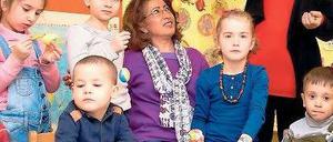 Nur die Liebe zählt. Leila Mirzai (Mitte) und Asmahan Er (rechts) spielen mit traumatisierten Kindern. Foto: Laessig/Davids