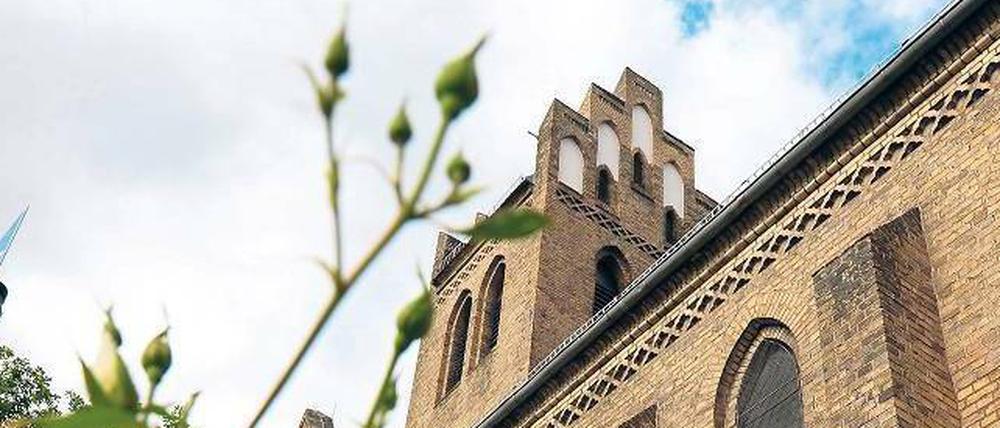 In der evangelischen Dorfkirche Marzahn (links) gibt es am Ostermontag einen ökumenischen Gottesdienst mit anschließender Pilgerung zur katholischen Kirche „Von der Verklärung des Herrn“.