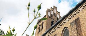 In der evangelischen Dorfkirche Marzahn (links) gibt es am Ostermontag einen ökumenischen Gottesdienst mit anschließender Pilgerung zur katholischen Kirche „Von der Verklärung des Herrn“.