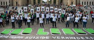Jährlich sterben 600 Jugendliche und junge Erwachsene durch Suizid. Darauf machten Aktivisten im September 2014 in Berlin aufmerksam.