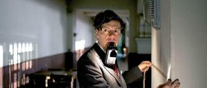 Filmszene: Elser (Christian Friedel) misst im Bürgerbräukeller das Versteck für die Bombe aus.