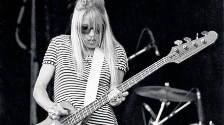 Effektive Minimalistin. Kim Gordon bei einem Sonic-Youth-Konzert Anfang der 90er Jahre. 