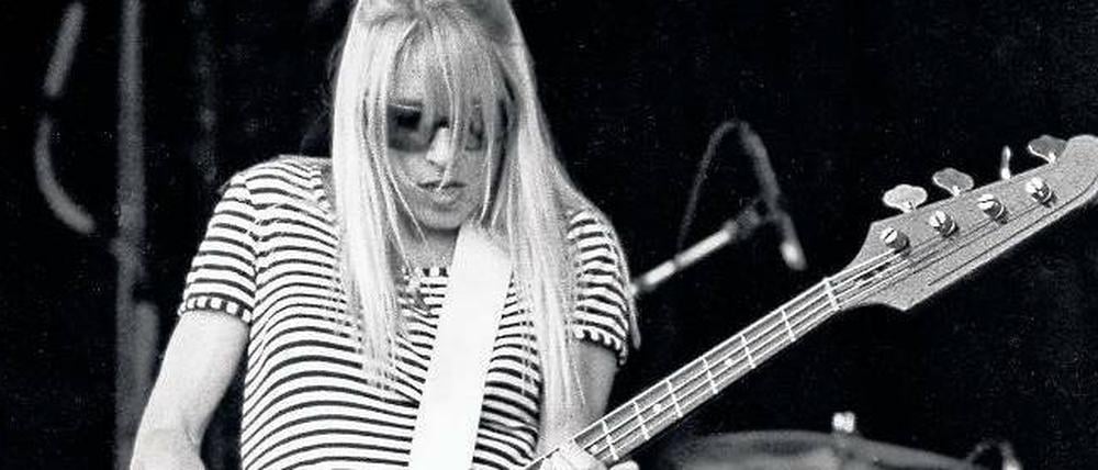 Effektive Minimalistin. Kim Gordon bei einem Sonic-Youth-Konzert Anfang der 90er Jahre.