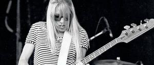 Effektive Minimalistin. Kim Gordon bei einem Sonic-Youth-Konzert Anfang der 90er Jahre. 