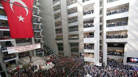 Trauer mit Flagge: Zahlreiche Menschen nahmen in Istanbul Abschied von dem getöteten Staatsanwalt Mehmet Selim Kiraz. 