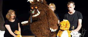 Bilderbuch-Klassiker Grüffelo und seine Freundin, die furchtlose Maus, in Aktion. Eine Szene aus dem Puppentheater "Hans Wurst Nachfahren". 