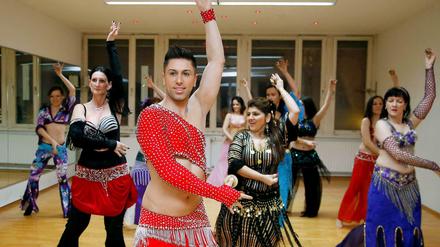 Zadiel Sasmaz unterrichtet in seinem Bauchtanz-Studio in Moabit Frauen genauso wie Männer.