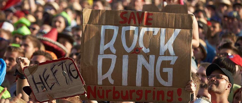 Fans des "Rock am Ring" plädierten immer wieder dafür, das Rockfestival auf dem Nürburgring zu halten.