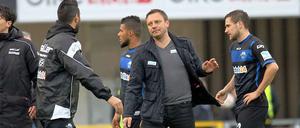 Viel zu korrigieren. Andre Breitenreiter (Mitte) sehnt einen Paderborner Erfolg herbei.