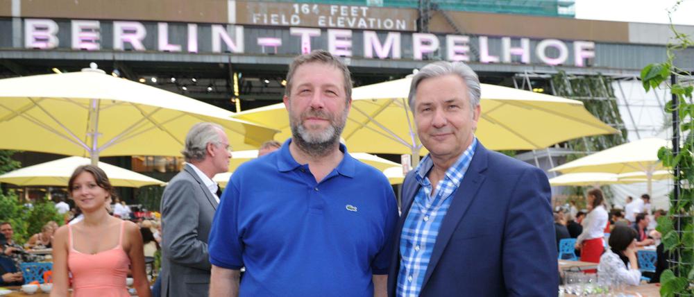 Mode und Macher. Der langjährige Regierende Bürgermeister Klaus Wowereit (rechts) und „Bread and Butter“-Macher Karl Heinz Müller präsentierten sich gern gemeinsam in Tempelhof. Grundlage für die Modenschau war ein langfristiger Vertrag.