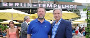 Mode und Macher. Der langjährige Regierende Bürgermeister Klaus Wowereit (rechts) und „Bread and Butter“-Macher Karl Heinz Müller präsentierten sich gern gemeinsam in Tempelhof. Grundlage für die Modenschau war ein langfristiger Vertrag. 