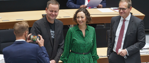 Klaus Lederer, Ramona Pop und Michael Müller lassen sich vor der letzten Plenarsitzung vor der Wahl im Berliner Abgeordnetenhaus fotografieren.  Foto: Jörg Carstensen/dpa