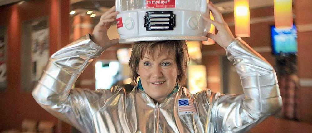 Die Kfz-Meisterin Heike Düsterhöft 2013 bei ihrer Gewinnübergabe in einem Restaurant einer Fastfoodkette in Magdeburg. 