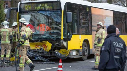 Rettungskräfte an der Unfallstelle. Ein Autofahrer fuhr frontal auf den Bus auf.