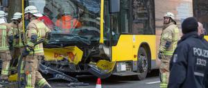 Rettungskräfte an der Unfallstelle. Ein Autofahrer fuhr frontal auf den Bus auf.
