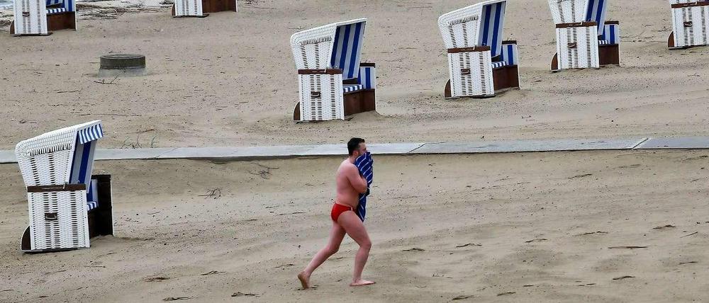 Vier Grad - ab ins Wasser! Ein paar Schwimmfreunde kamen trotz des Winterwetters zum Anbaden im Strandbad Wannsee. 