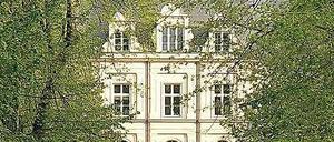 Urlaub im Herrenhaus. Eine von Wiesen gesäumte Auffahrt, ein Schloss. Wer hier wohnen mag? Bald vielleicht Sie. Denn Schloss Lanke in Wandlitz bietet Ferienwohnungen. 