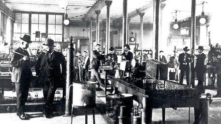Ohne Kittel. Um 1914 trugen Chemiker und Laboranten bei BASF in Ludwigshafen noch Hüte auf dem Kopf.
