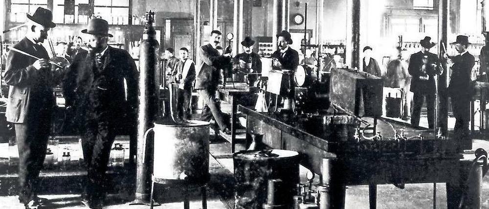 Ohne Kittel. Um 1914 trugen Chemiker und Laboranten bei BASF in Ludwigshafen noch Hüte auf dem Kopf. 