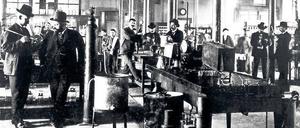 Ohne Kittel. Um 1914 trugen Chemiker und Laboranten bei BASF in Ludwigshafen noch Hüte auf dem Kopf. 