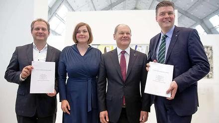 Die Fraktionsvorsitzenden von Bündnis 90/Die Grünen in der Hamburgischen Bürgerschaft, Jens Kerstan und Katharina Fegebank, Hamburgs Bürgermeister Olaf Scholz (SPD) und der Fraktionsvorsitzende der SPD in der Hamburgischen Bürgerschaft, Andreas Dressel (von links nach rechts), präsentieren nach der Pressekonferenz in den Deichtorhallen Hamburg den Koalitionsvertrag. 