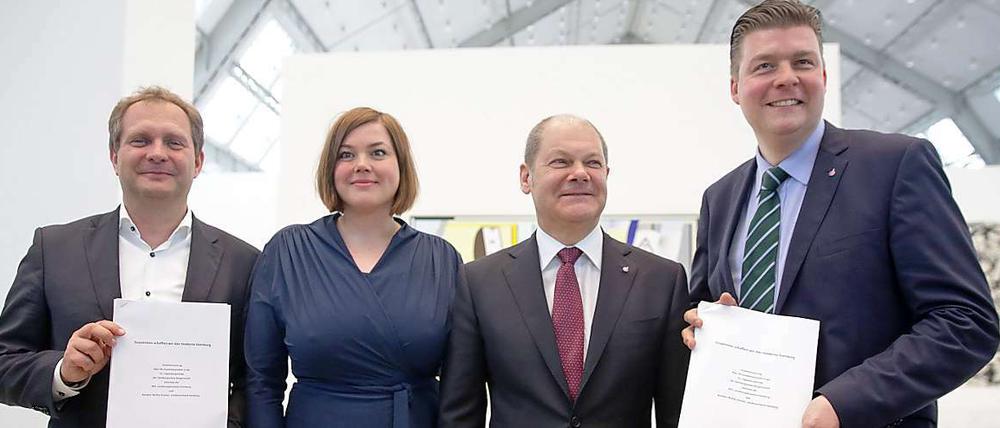 Die Fraktionsvorsitzenden von Bündnis 90/Die Grünen in der Hamburgischen Bürgerschaft, Jens Kerstan und Katharina Fegebank, Hamburgs Bürgermeister Olaf Scholz (SPD) und der Fraktionsvorsitzende der SPD in der Hamburgischen Bürgerschaft, Andreas Dressel (von links nach rechts), präsentieren nach der Pressekonferenz in den Deichtorhallen Hamburg den Koalitionsvertrag.