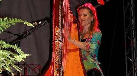 Harfenmusik mal anders: Ulla van Daelen an ihrem Instrument.