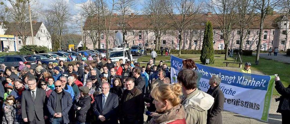 Teilnehmer eines Friedensgebets haben sich am Tag nach dem mutmaßlichen Brandanschlag in Tröglitz (Sachsen-Anhalt) versammelt um ein Zeichen gegen Ausländerfeindlichkeit zu setzen.