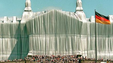 Vor 25 Jahren, am 24. Juni 1995, zeigten Christo und Jeanne-Claude ihren verhüllten Reichstag der Öffentlichkeit.