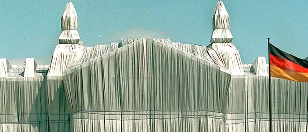 Vor 25 Jahren, am 24. Juni 1995, zeigten Christo und Jeanne-Claude ihren verhüllten Reichstag der Öffentlichkeit.