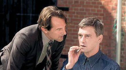 An die Substanz.  Radek (Hans-W. Meyer, li.) will von Lehmann (Peter Schneider) wissen, wo er die Opfer begraben hat.